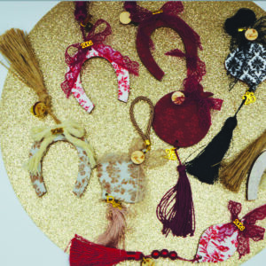 Έγχρωμα κρεμαστά γούρια "vintage"