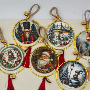 Κρεμαστό γούρι με χριστουγεννιάτικες παραστάσεις